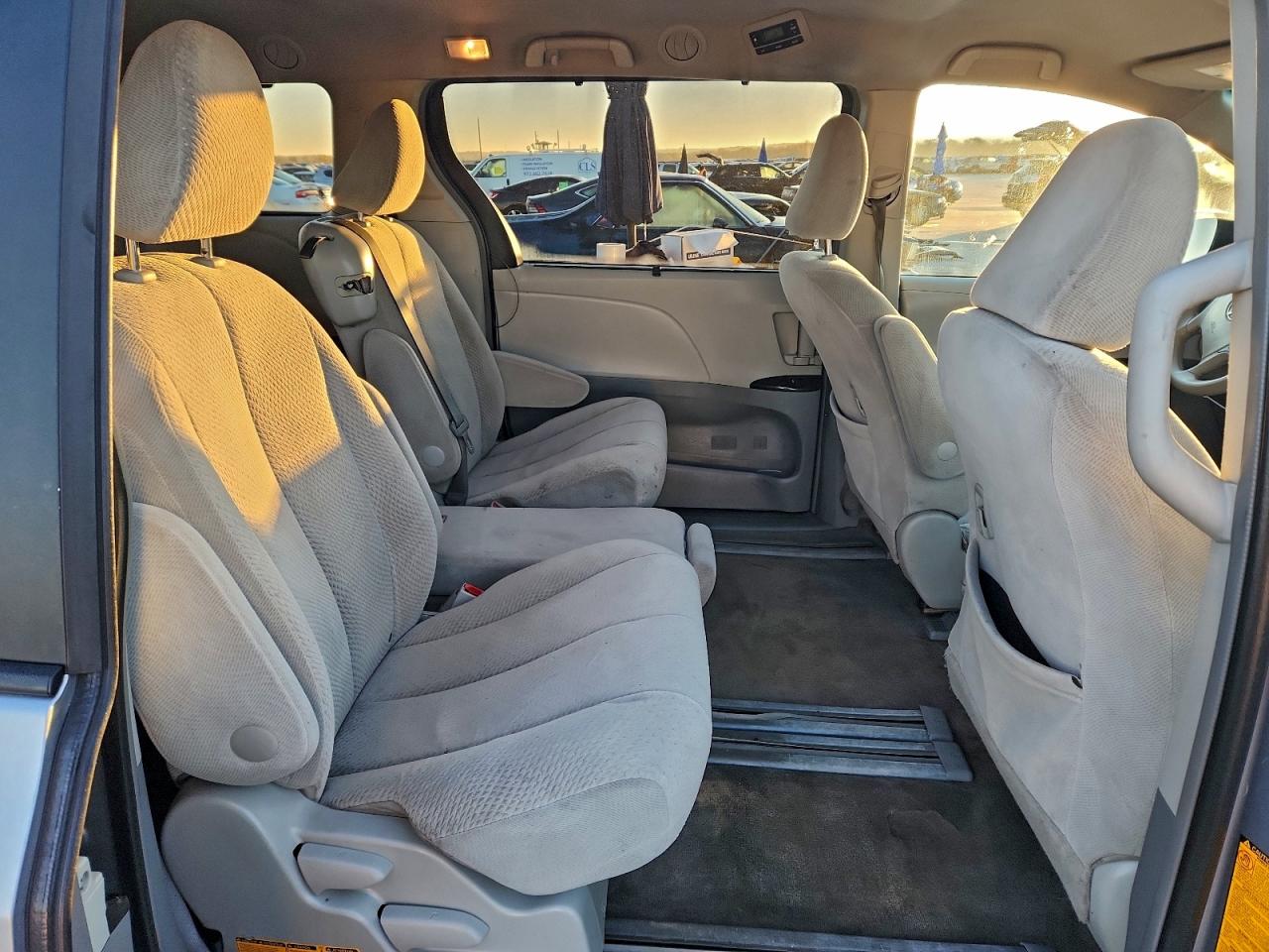 2013 TOYOTA SIENNA LE photo 11