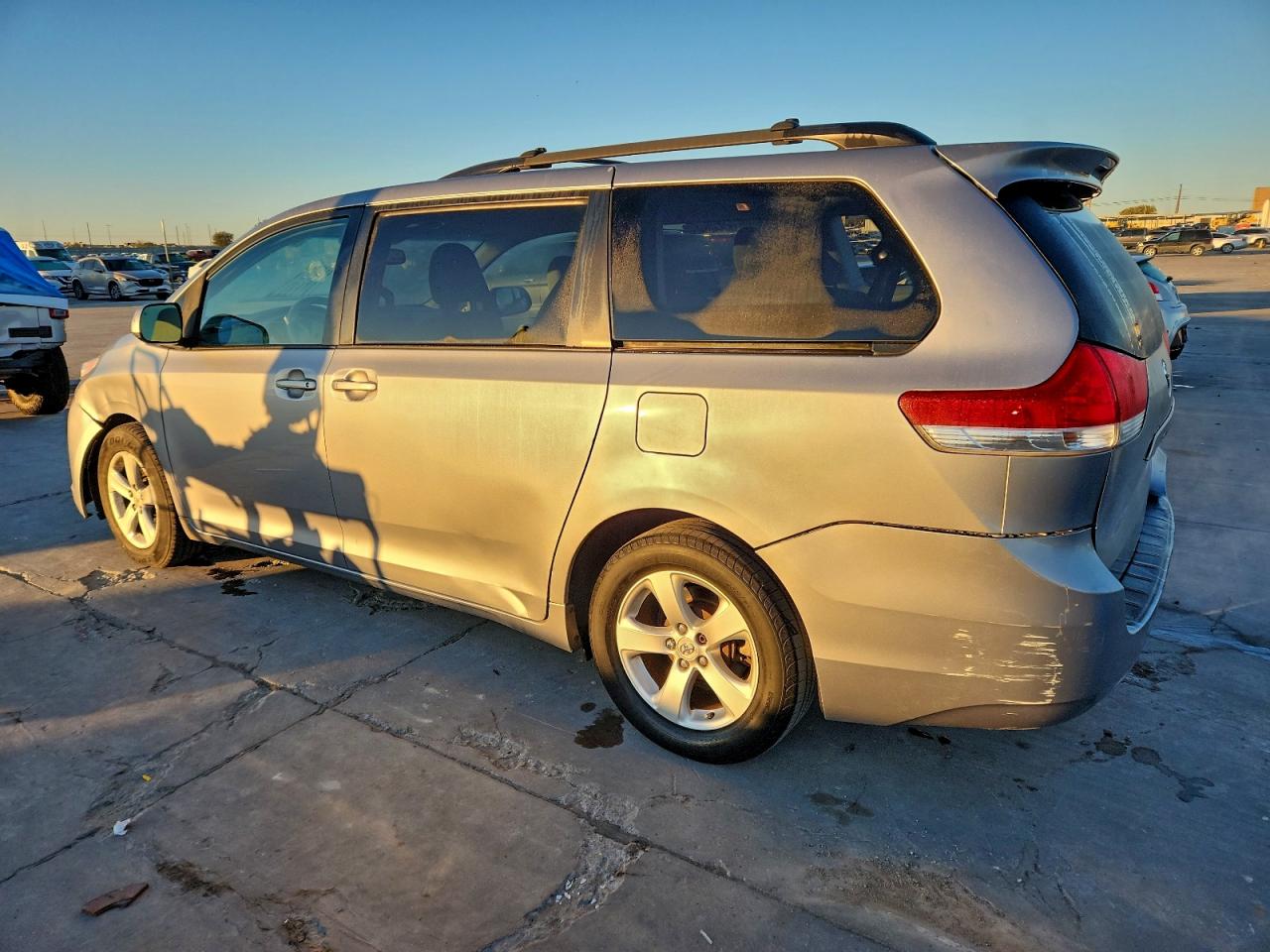 2013 TOYOTA SIENNA LE photo 2