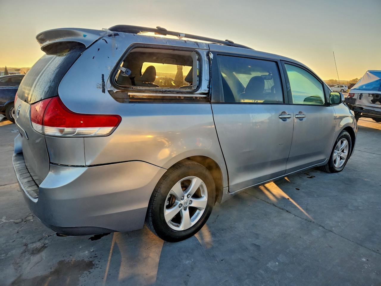 2013 TOYOTA SIENNA LE photo 3