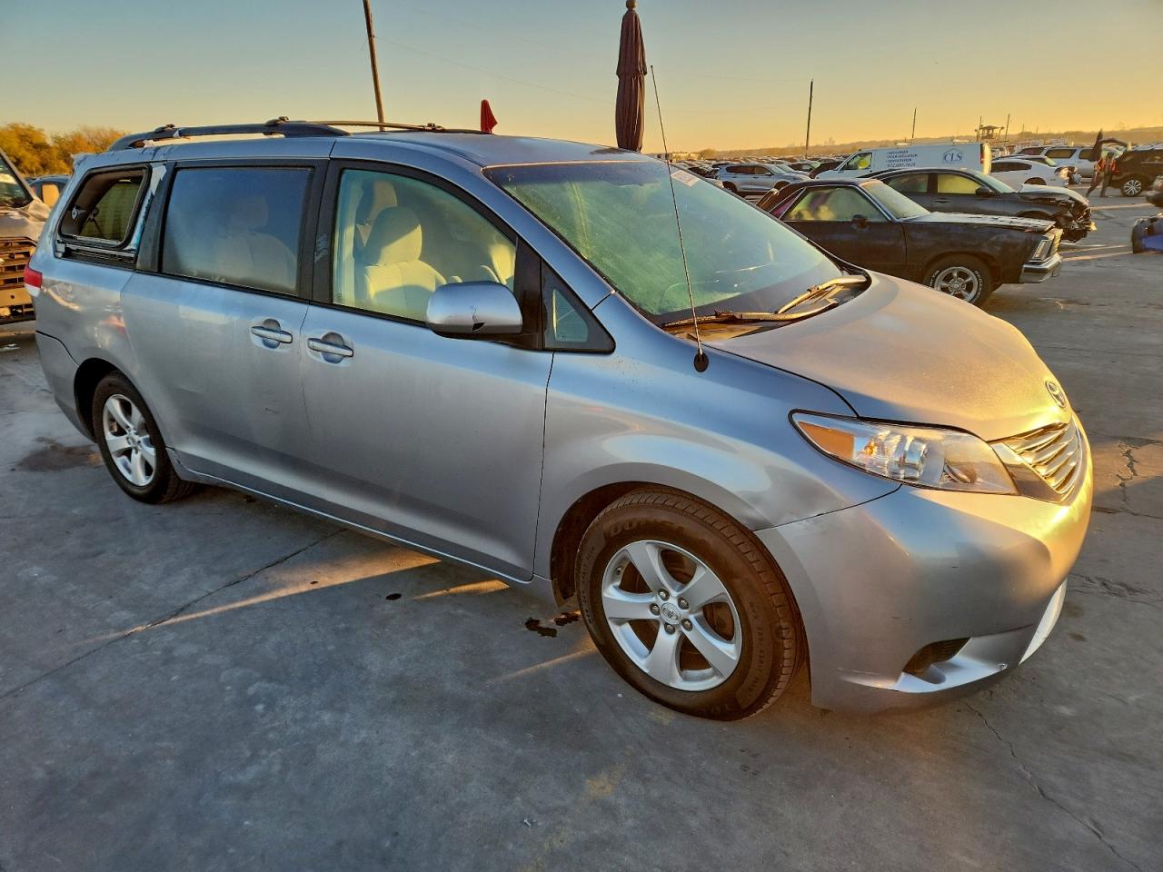 2013 TOYOTA SIENNA LE photo 4