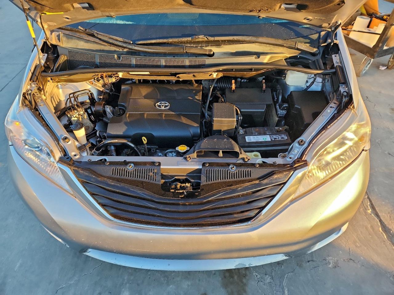 2013 TOYOTA SIENNA LE photo 12
