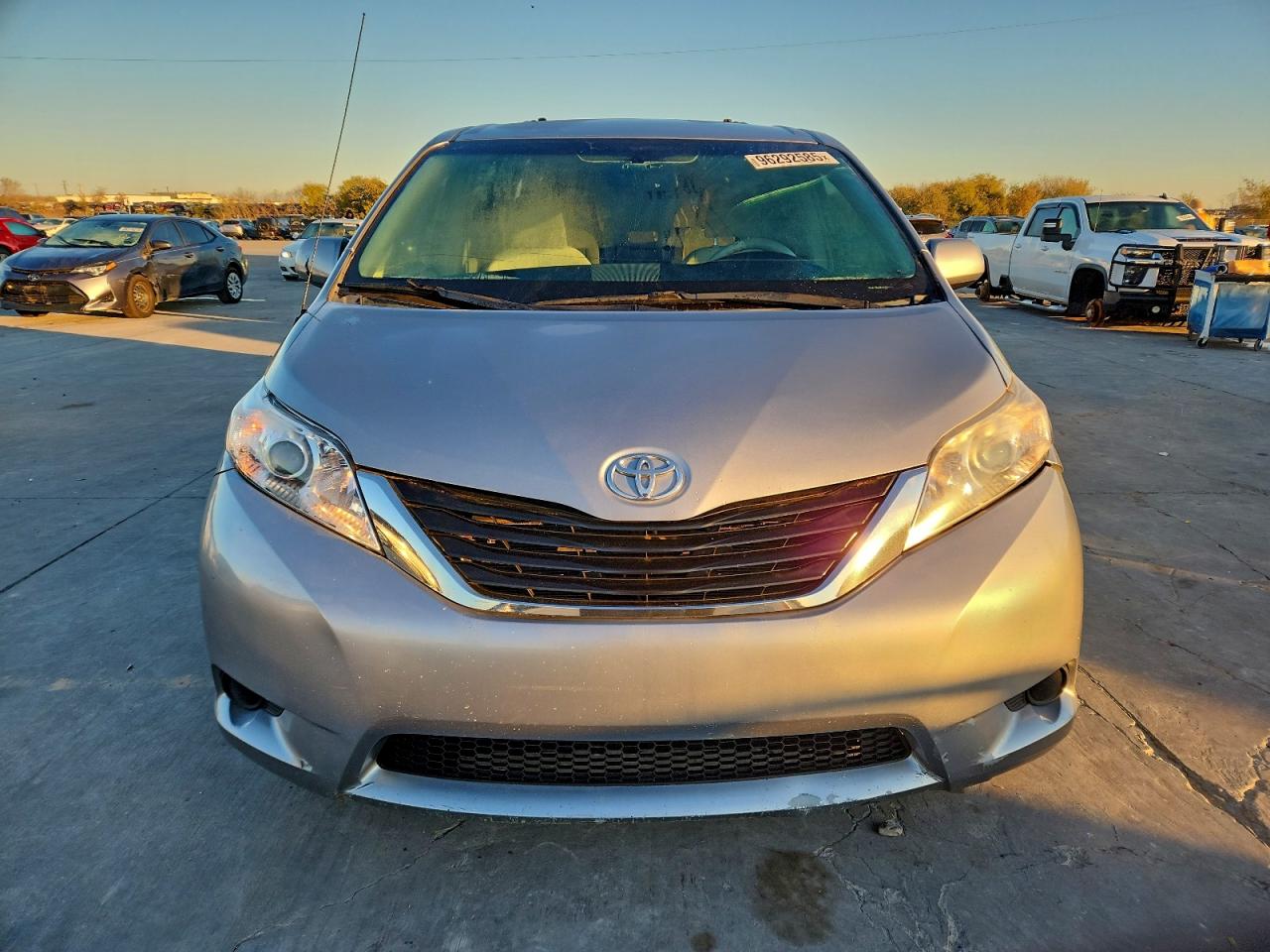 2013 TOYOTA SIENNA LE photo 5
