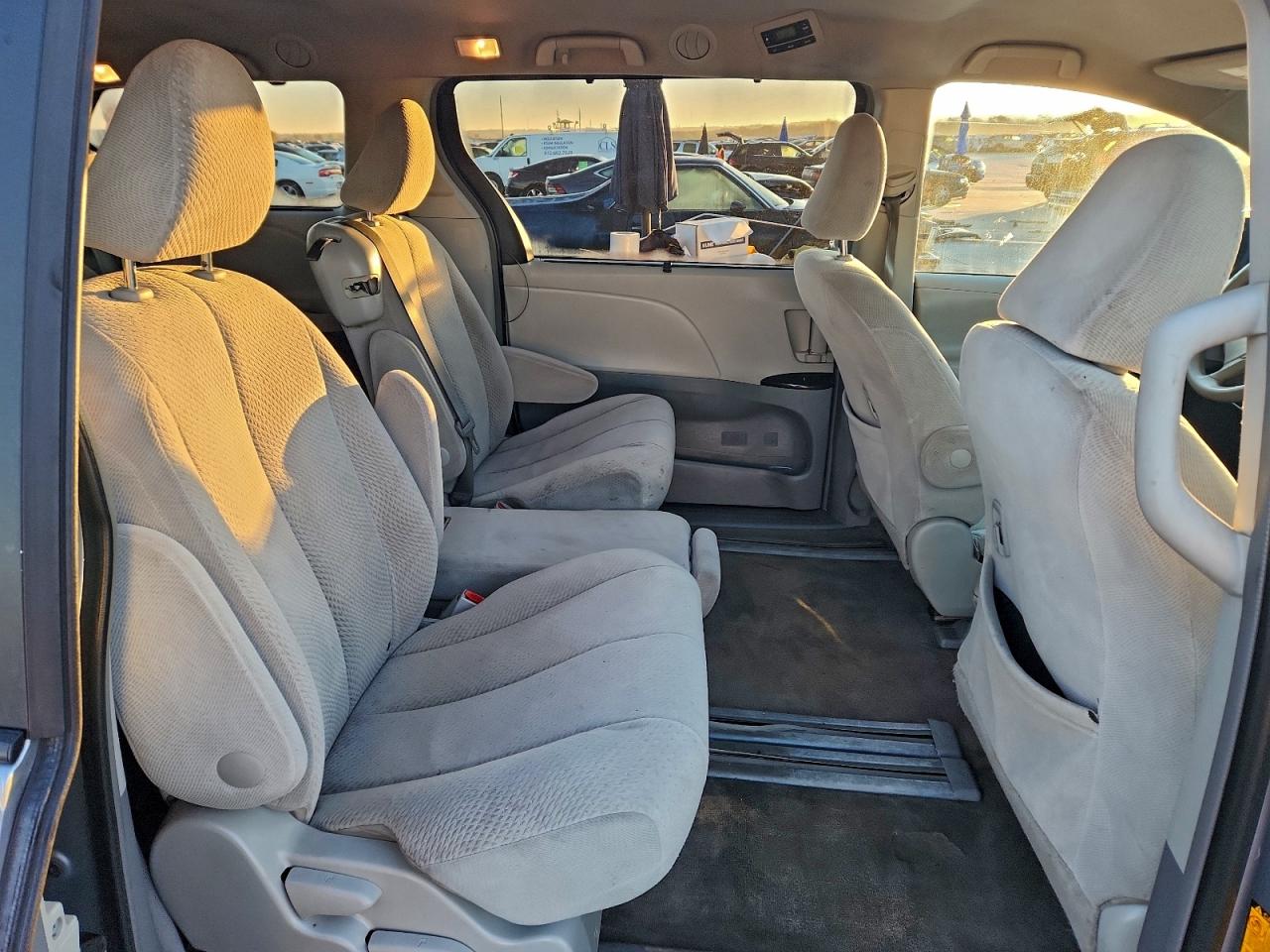 2013 TOYOTA SIENNA LE photo 7
