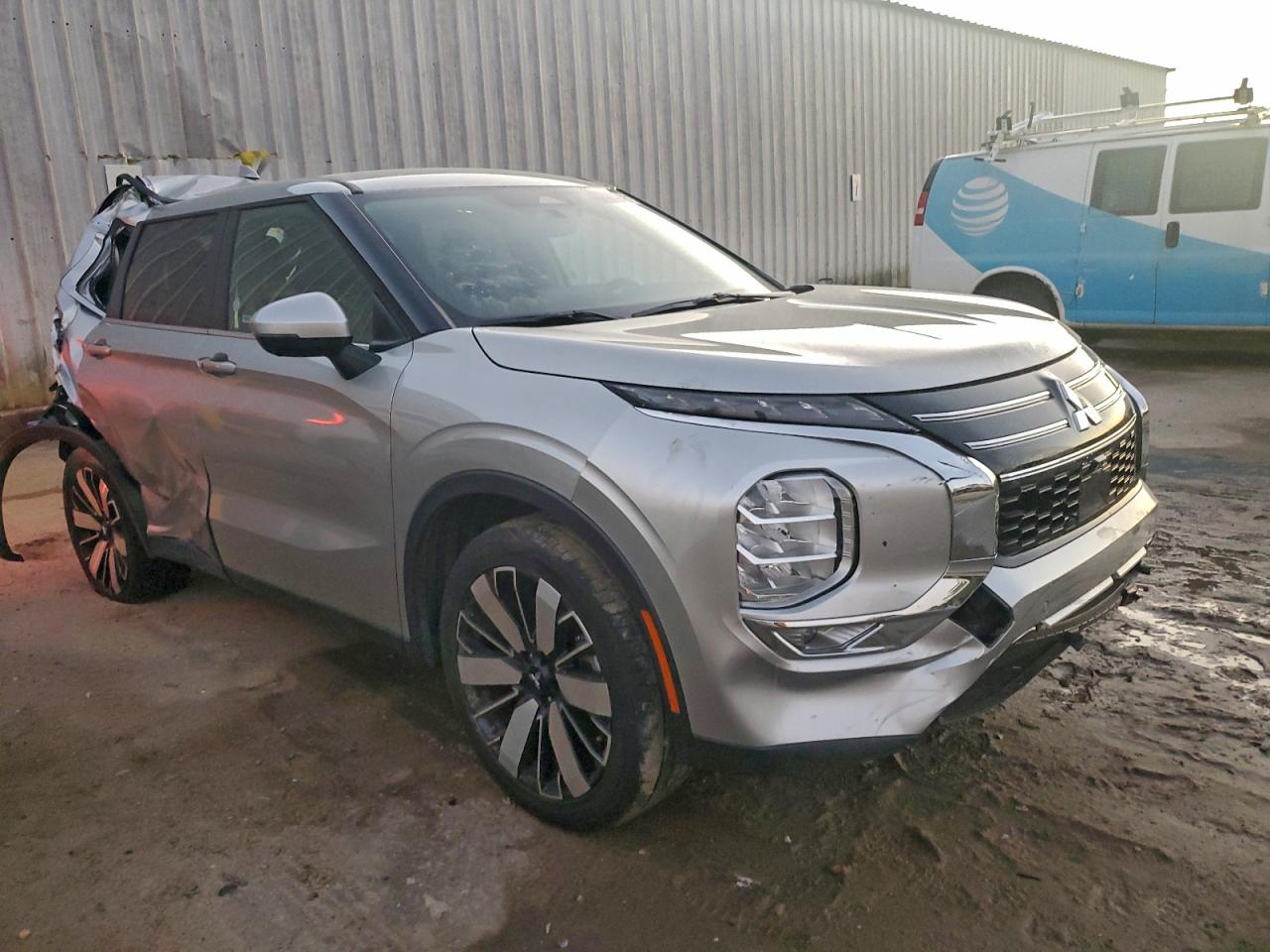 2025 MITSUBISHI OUTLANDER SE photo 4
