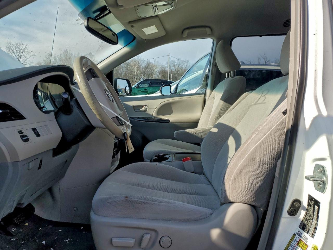 2014 TOYOTA SIENNA LE photo 7
