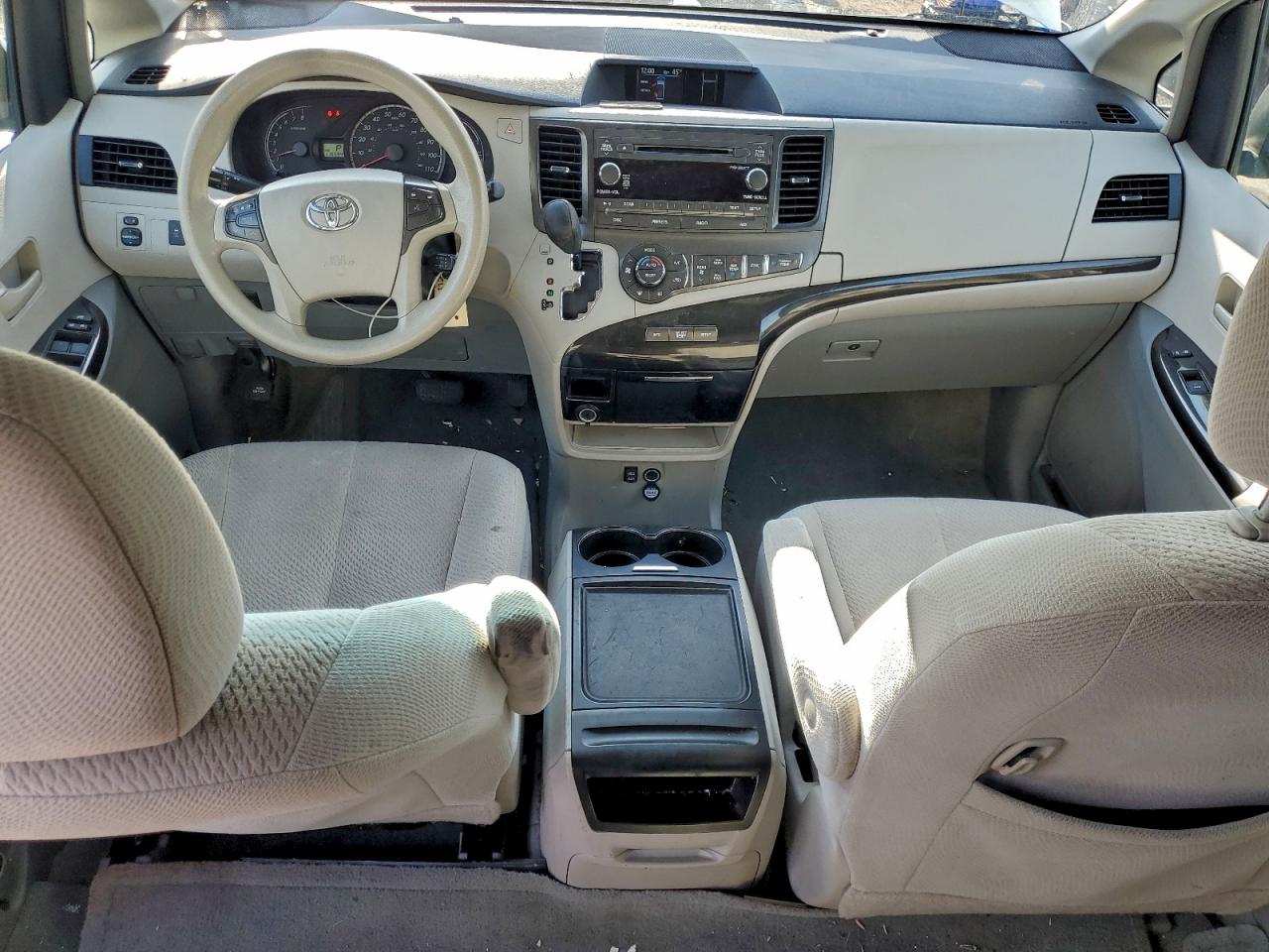 2014 TOYOTA SIENNA LE photo 8