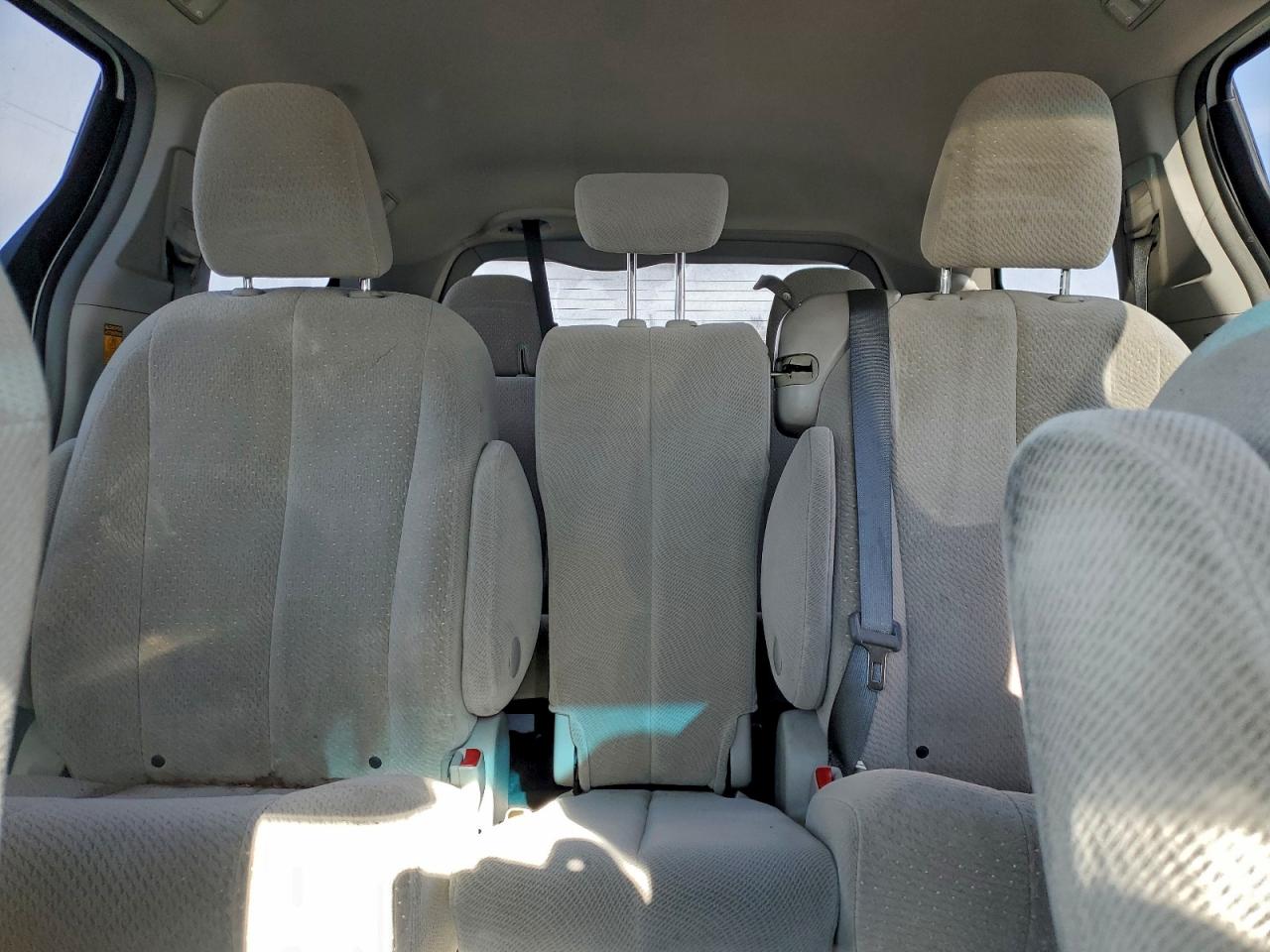 2014 TOYOTA SIENNA LE photo 10