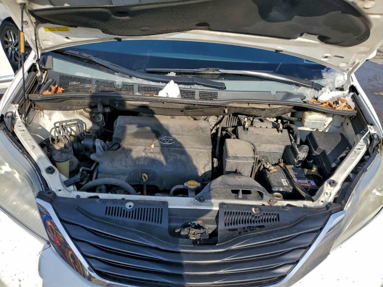 2014 TOYOTA SIENNA LE photo 12