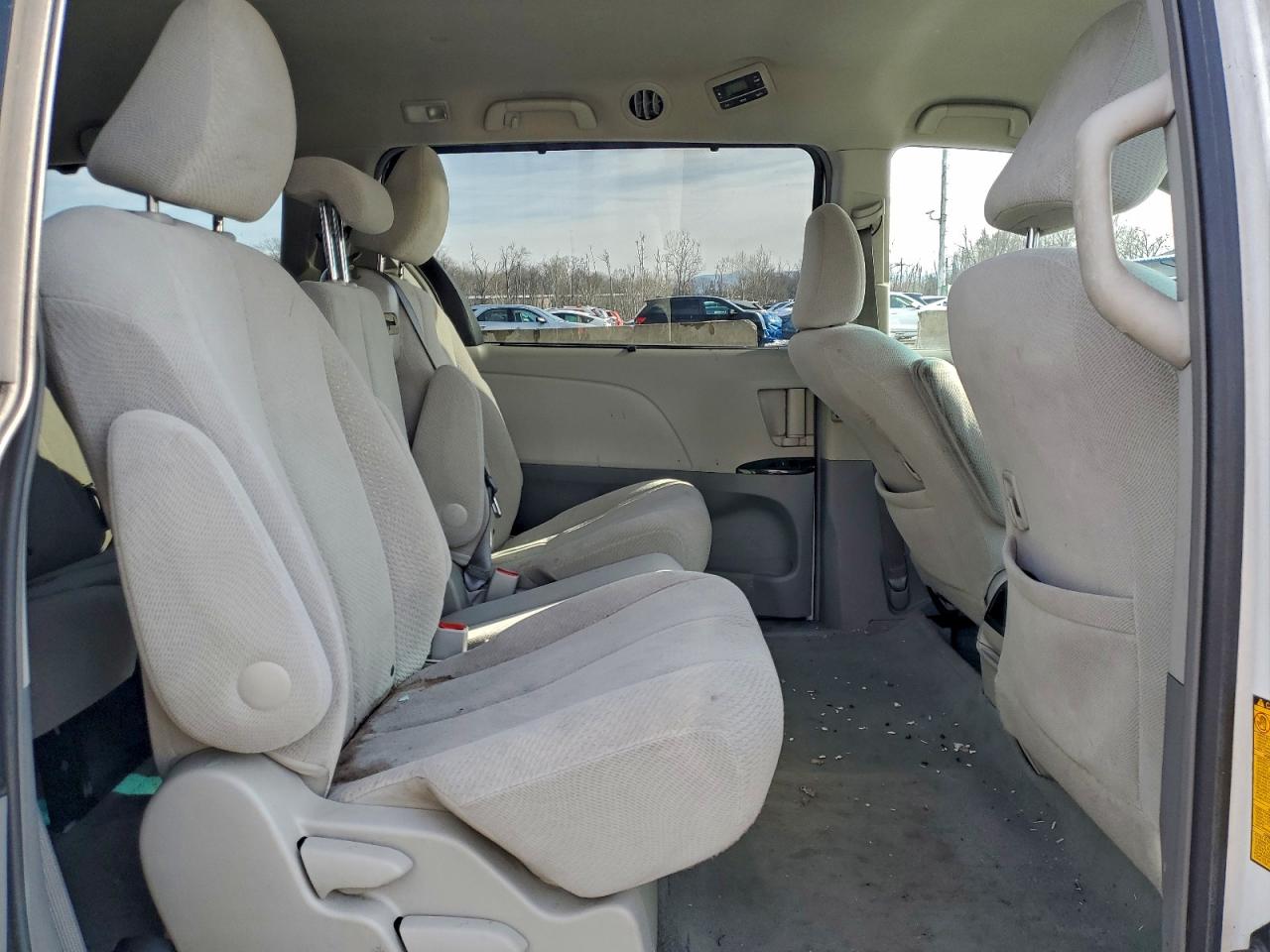 2014 TOYOTA SIENNA LE photo 11