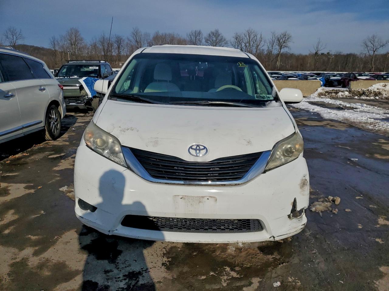 2014 TOYOTA SIENNA LE photo 5