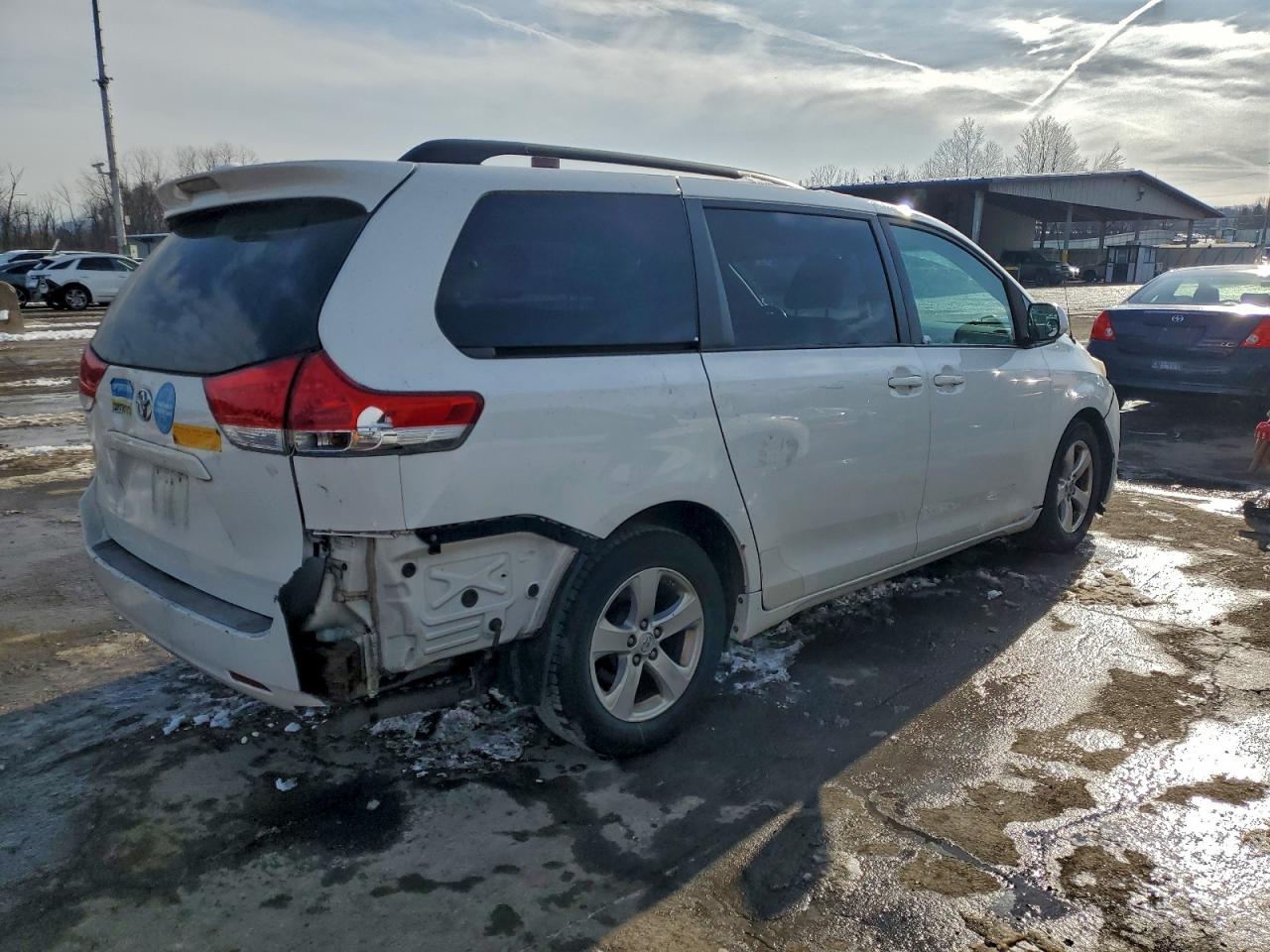 2014 TOYOTA SIENNA LE photo 3