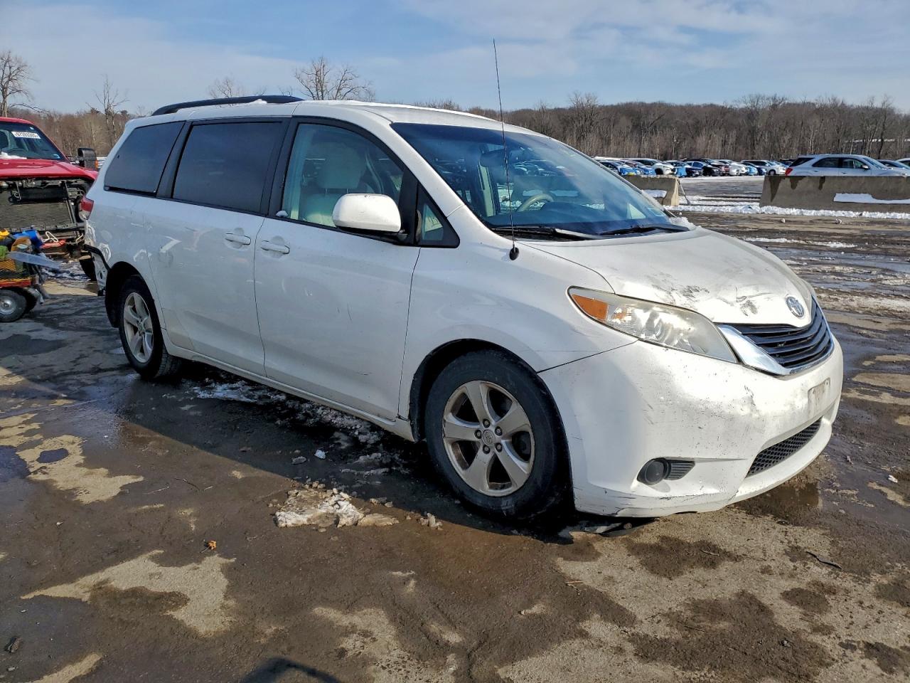 2014 TOYOTA SIENNA LE photo 4