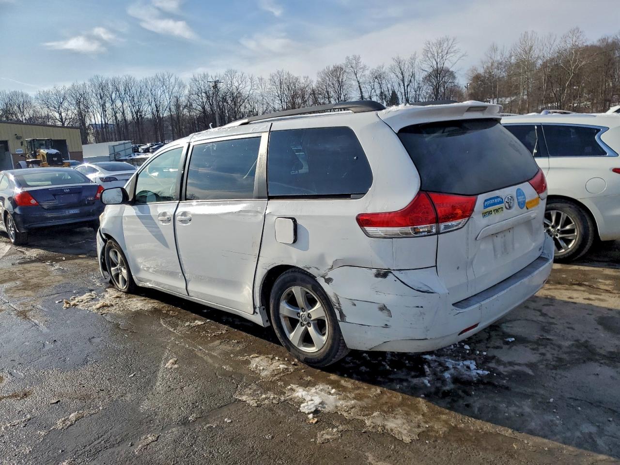 2014 TOYOTA SIENNA LE photo 2