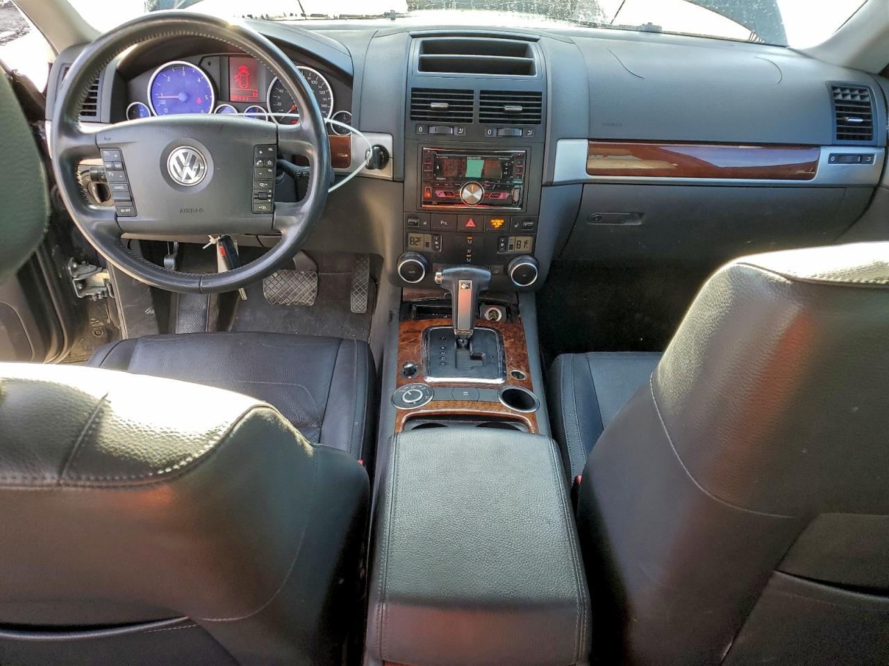 2010 VOLKSWAGEN TOUAREG TDI photo 8