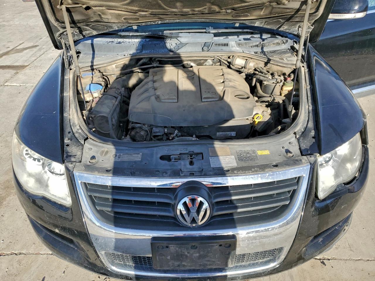 2010 VOLKSWAGEN TOUAREG TDI photo 11