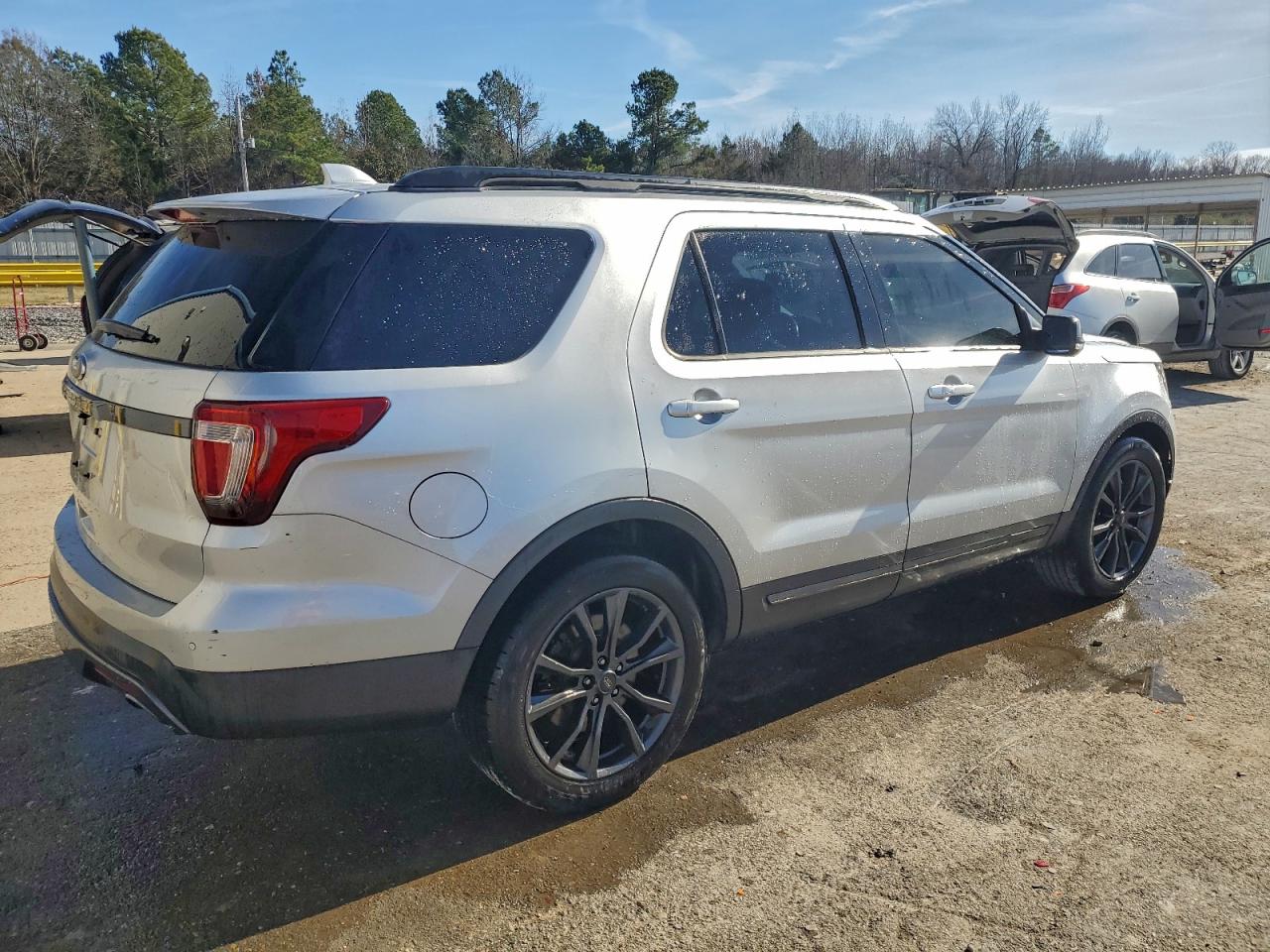 2017 FORD EXPLORER XLT photo 3