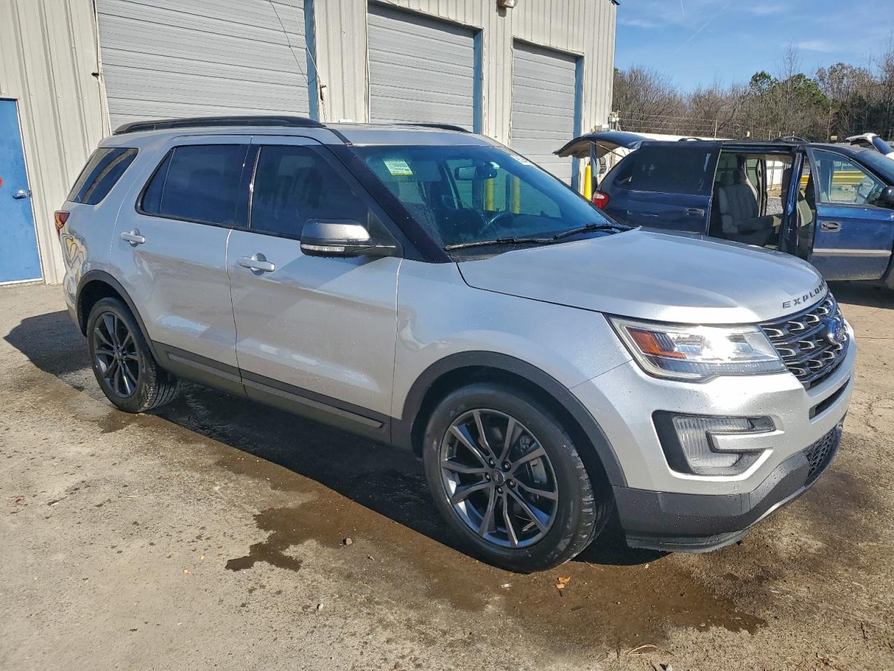 2017 FORD EXPLORER XLT photo 4