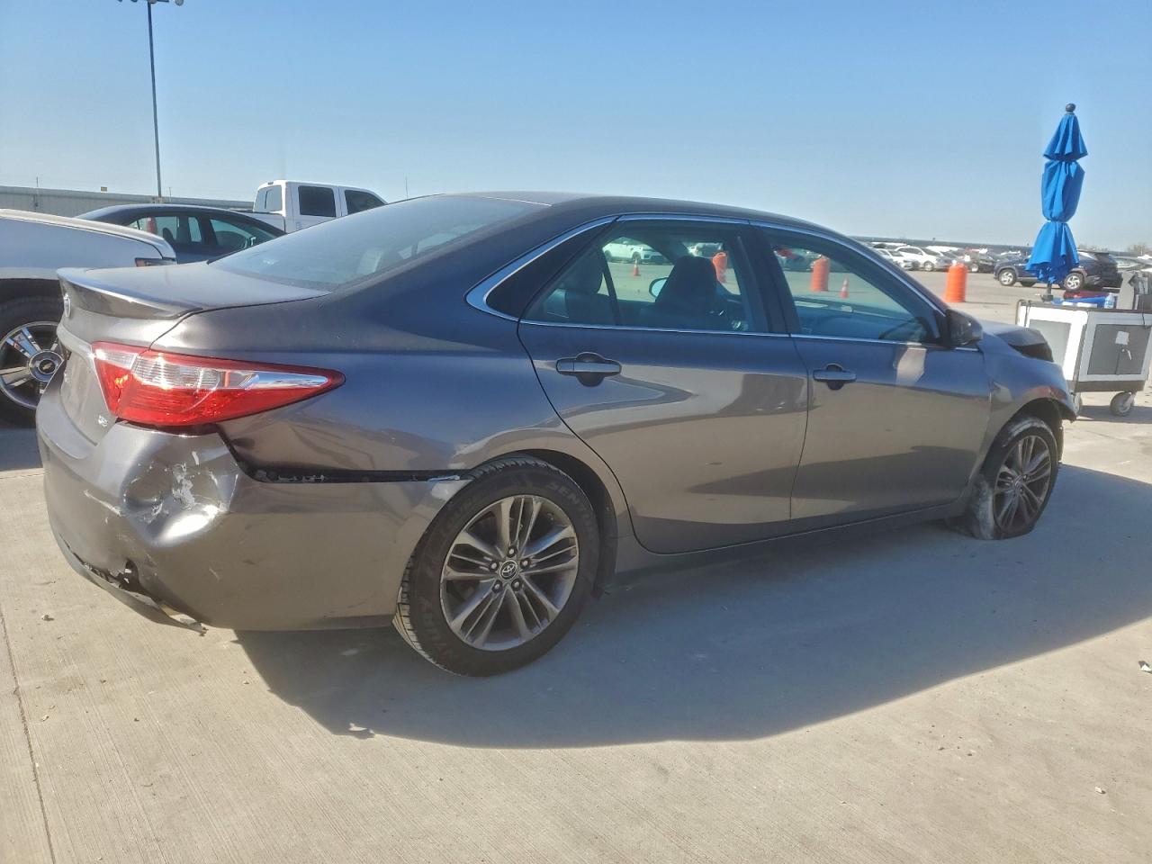 2015 TOYOTA CAMRY LE photo 3