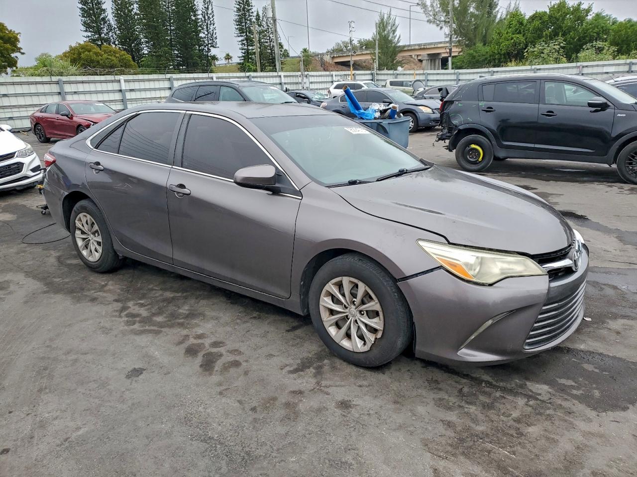 2015 TOYOTA CAMRY LE photo 4