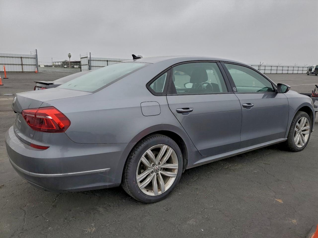 2019 VOLKSWAGEN PASSAT WOLFSBURG photo 3