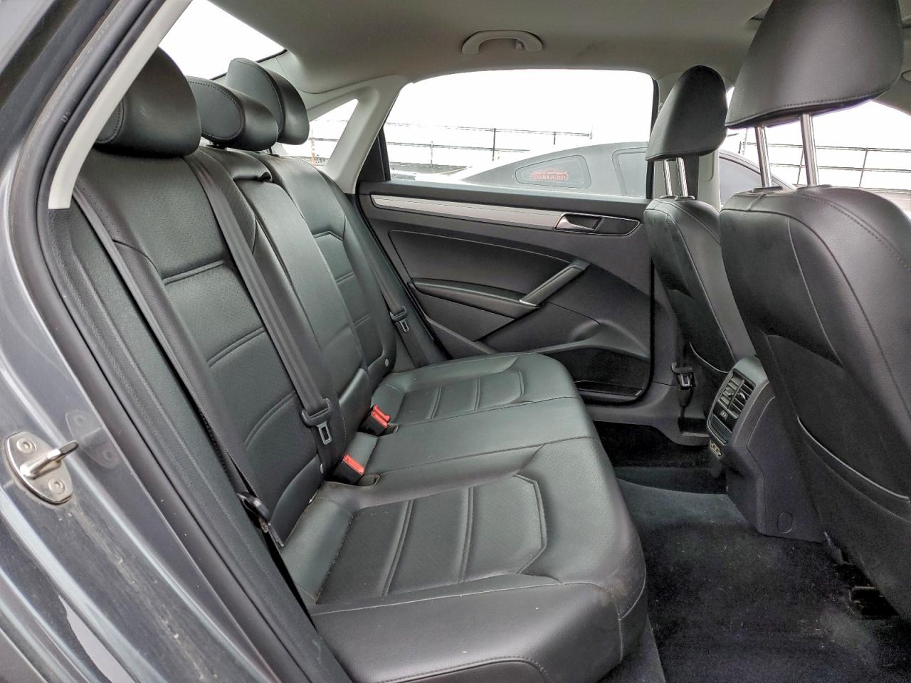 2019 VOLKSWAGEN PASSAT WOLFSBURG photo 10