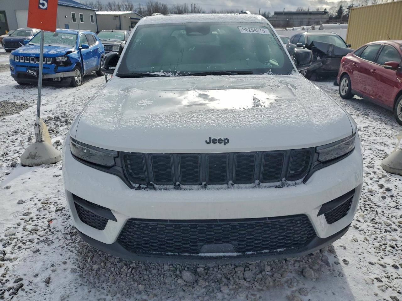 2024 JEEP GRAND CHEROKEE LAREDO photo 5