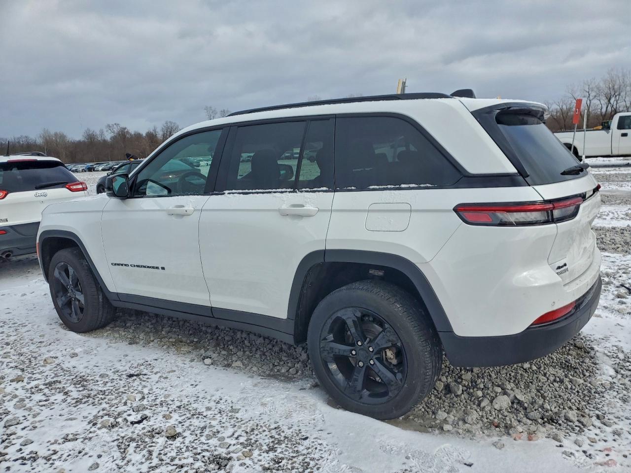 2024 JEEP GRAND CHEROKEE LAREDO photo 2