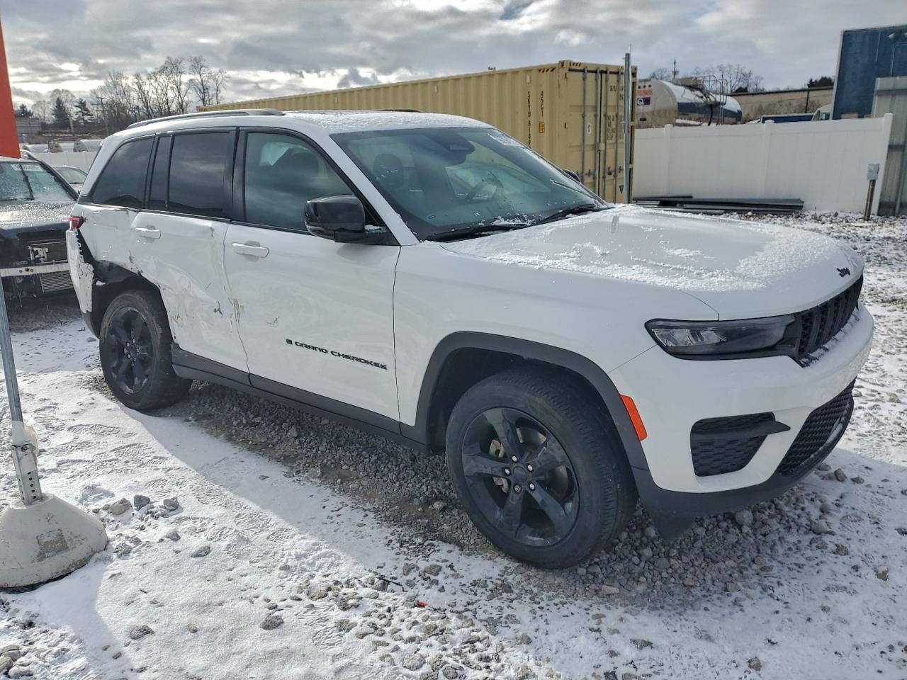 2024 JEEP GRAND CHEROKEE LAREDO photo 4