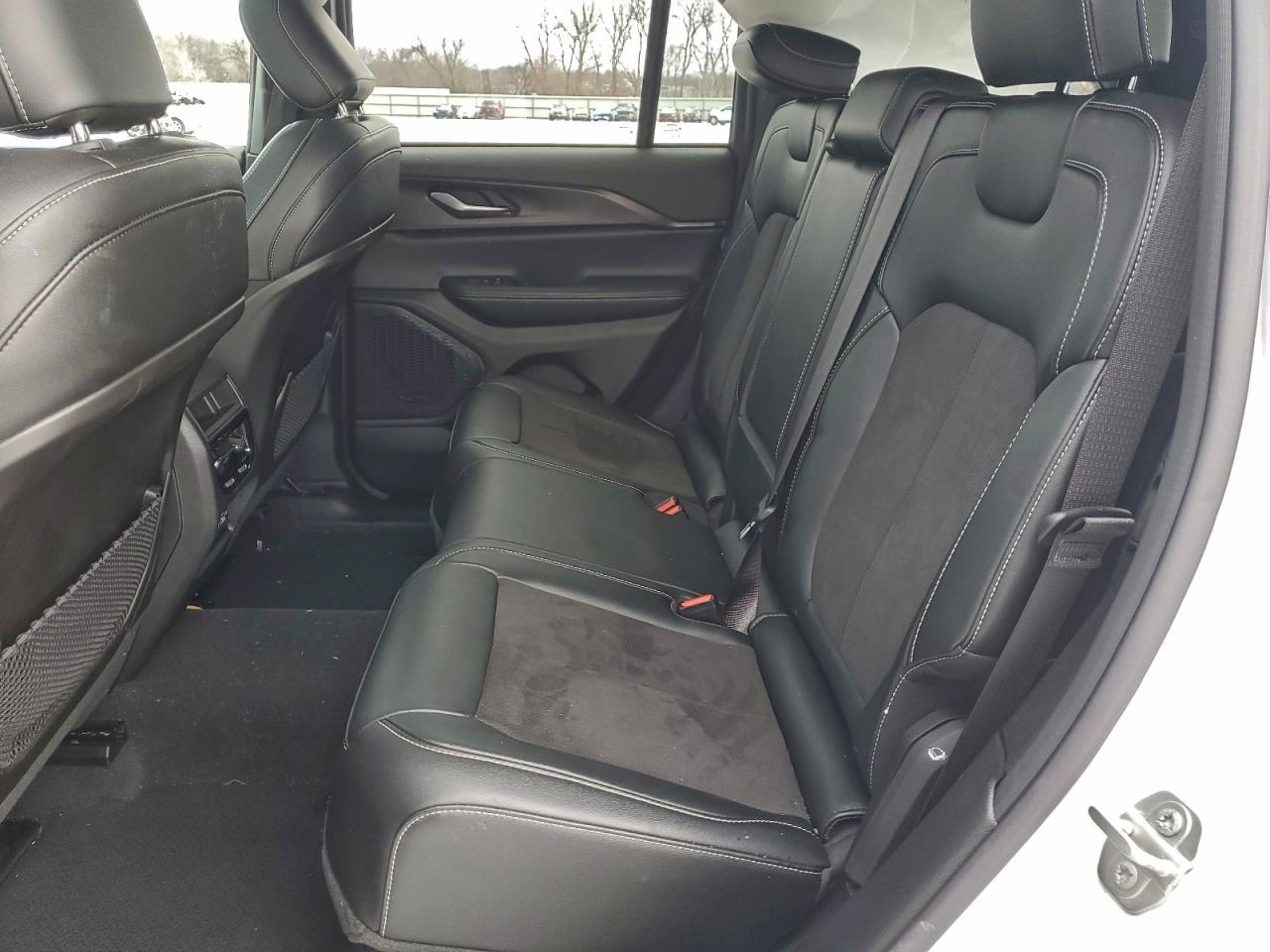 2024 JEEP GRAND CHEROKEE LAREDO photo 11