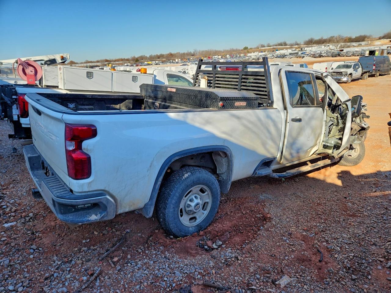 2024 CHEVROLET SILVERADO C2500 HEAVY DUTY photo 3