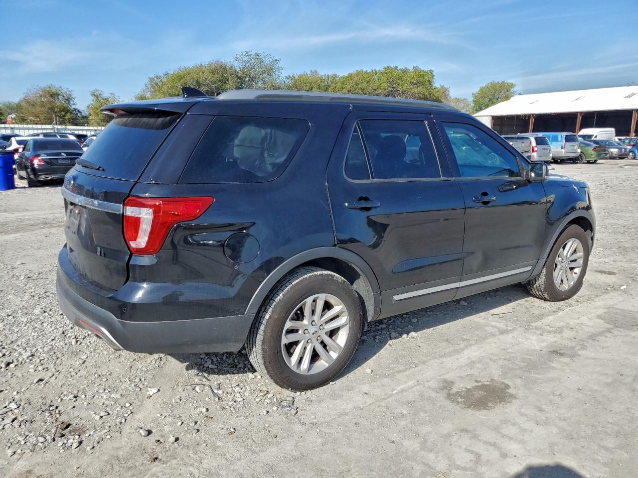 2017 FORD EXPLORER XLT photo 3