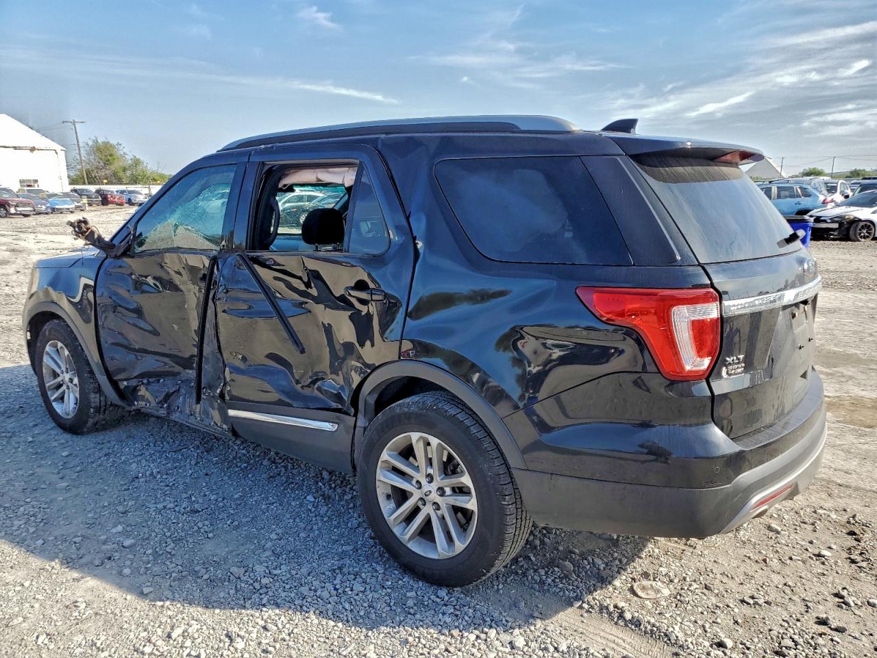 2017 FORD EXPLORER XLT photo 2