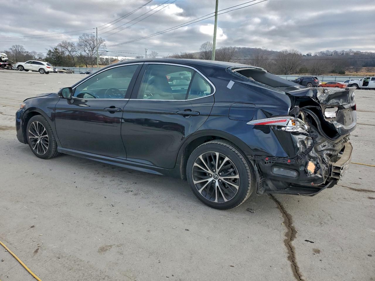 2018 TOYOTA CAMRY L photo 2