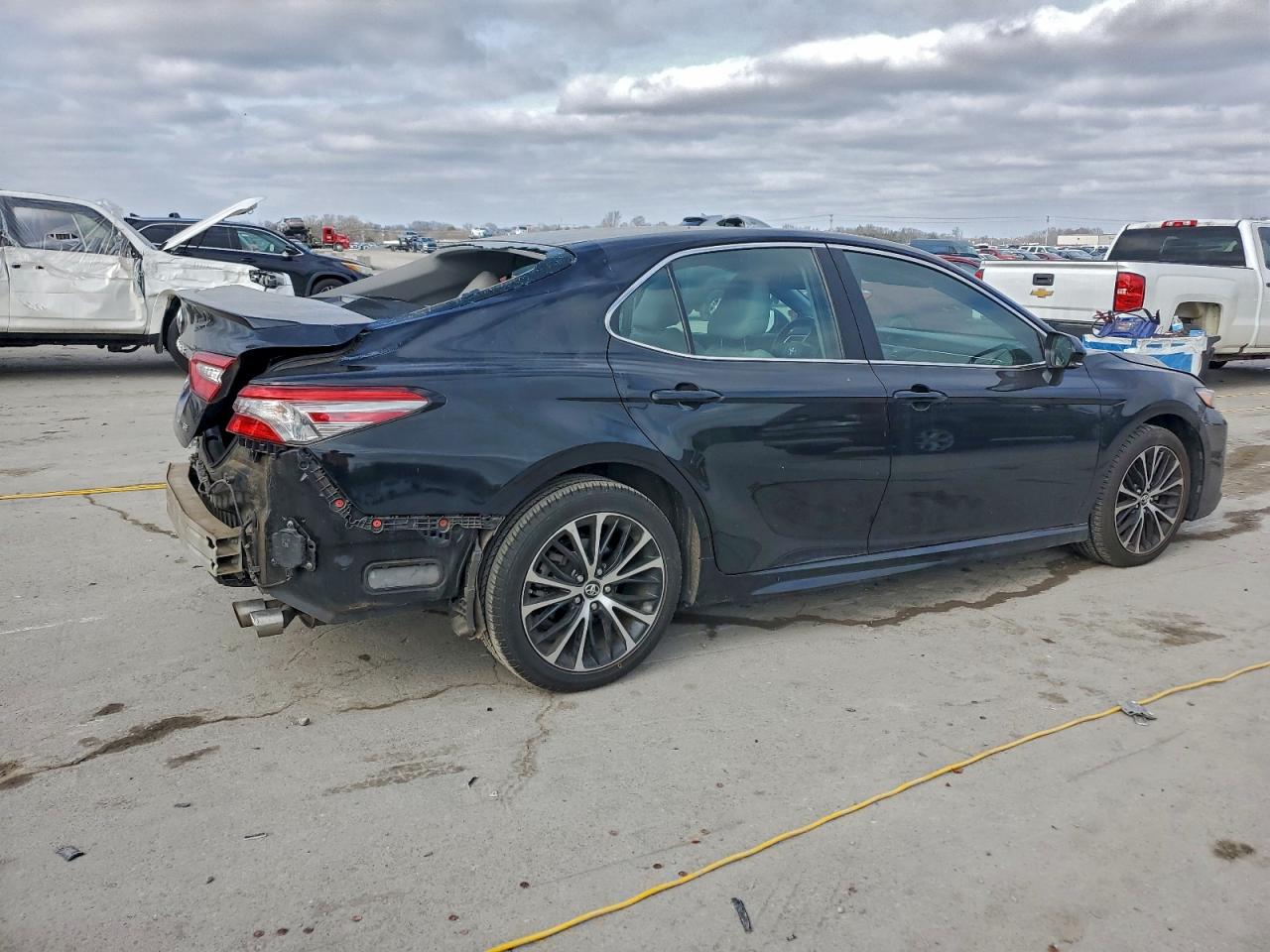 2018 TOYOTA CAMRY L photo 3