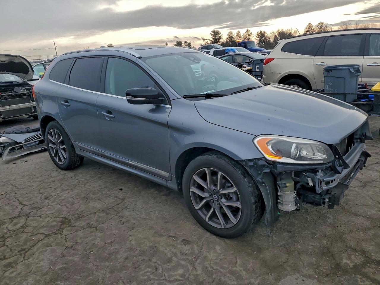 2017 VOLVO XC60 T6 DYNAMIC photo 4
