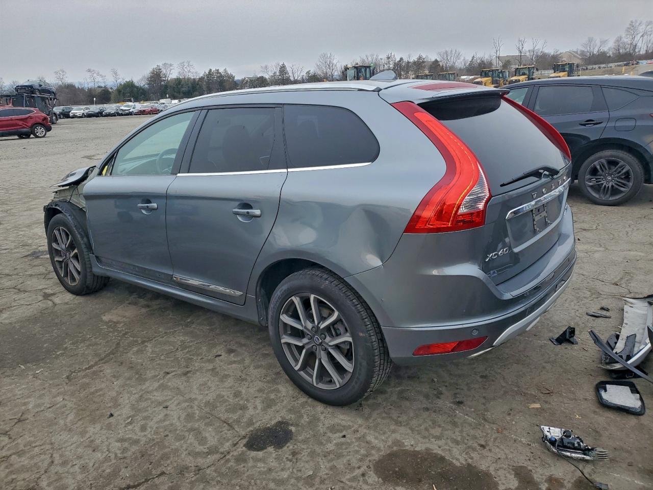 2017 VOLVO XC60 T6 DYNAMIC photo 2