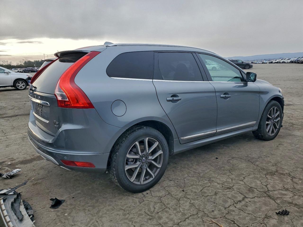 2017 VOLVO XC60 T6 DYNAMIC photo 3
