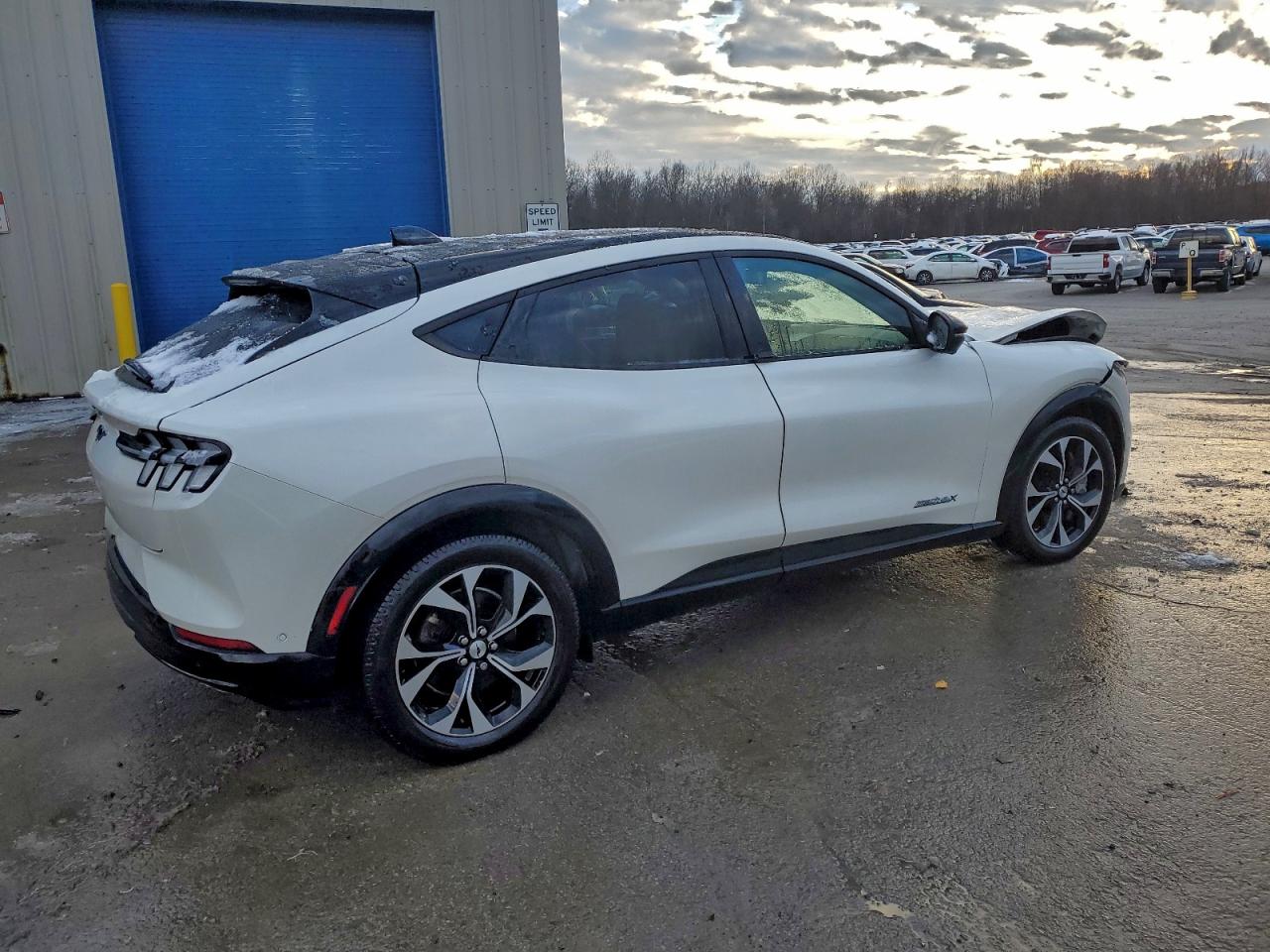 2022 FORD MUSTANG MACH-E PREMIUM photo 3