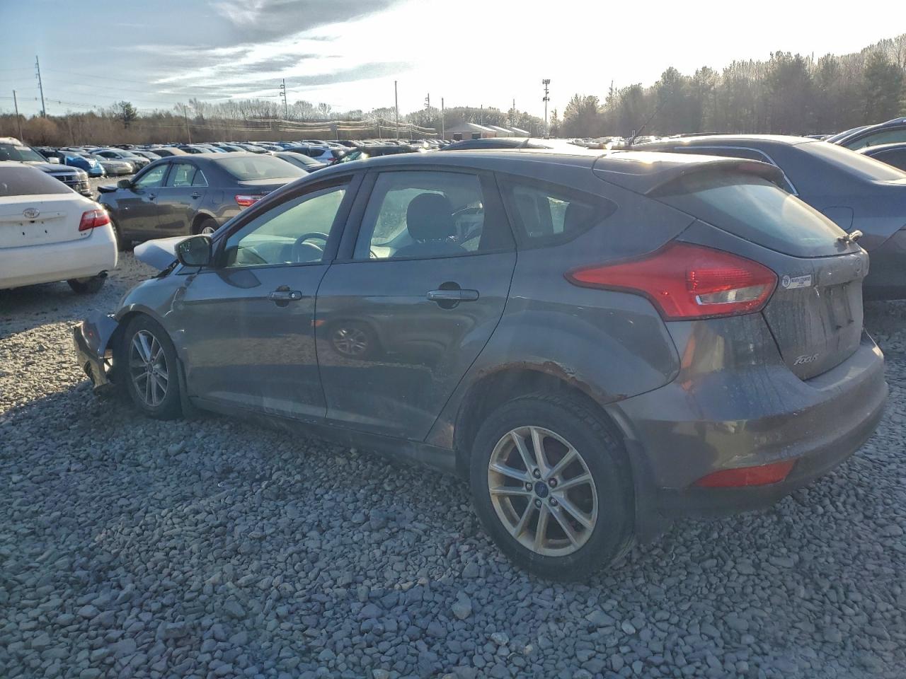 2017 FORD FOCUS SE photo 2