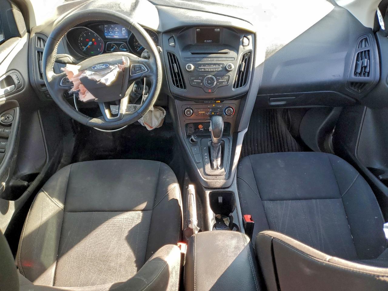 2017 FORD FOCUS SE photo 8