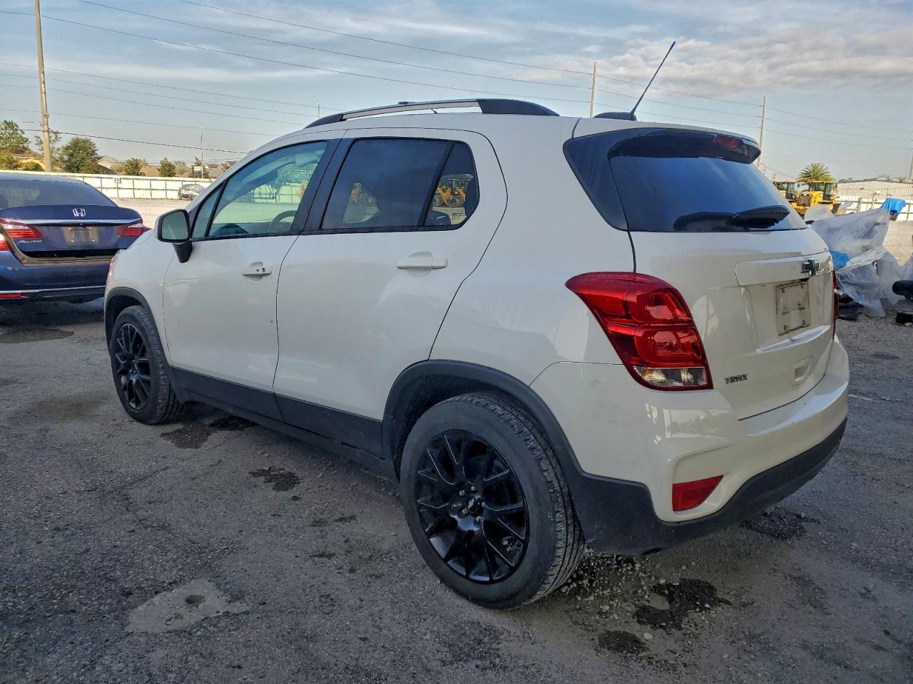 2021 CHEVROLET TRAX 1LT photo 2