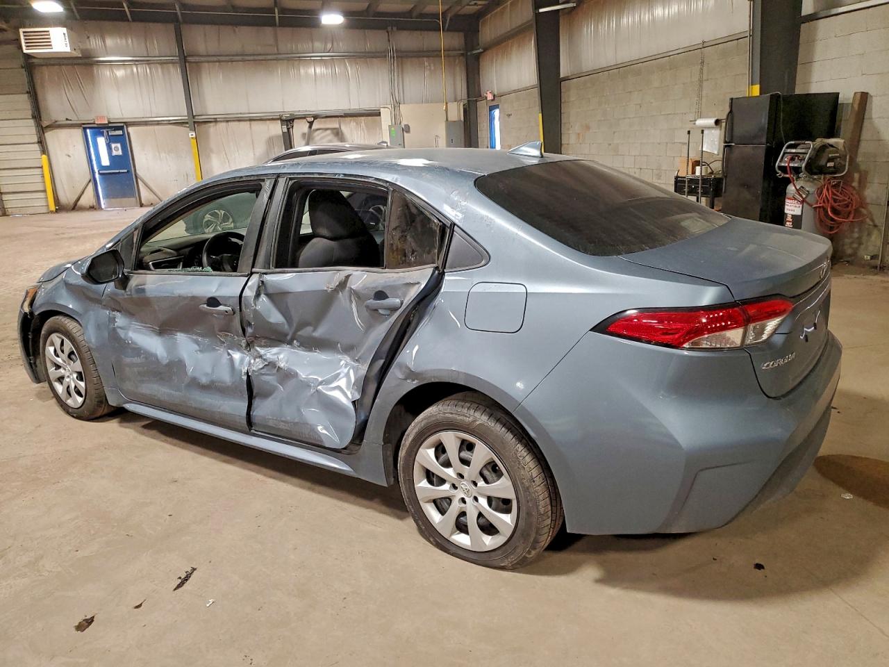 2020 TOYOTA COROLLA LE photo 2