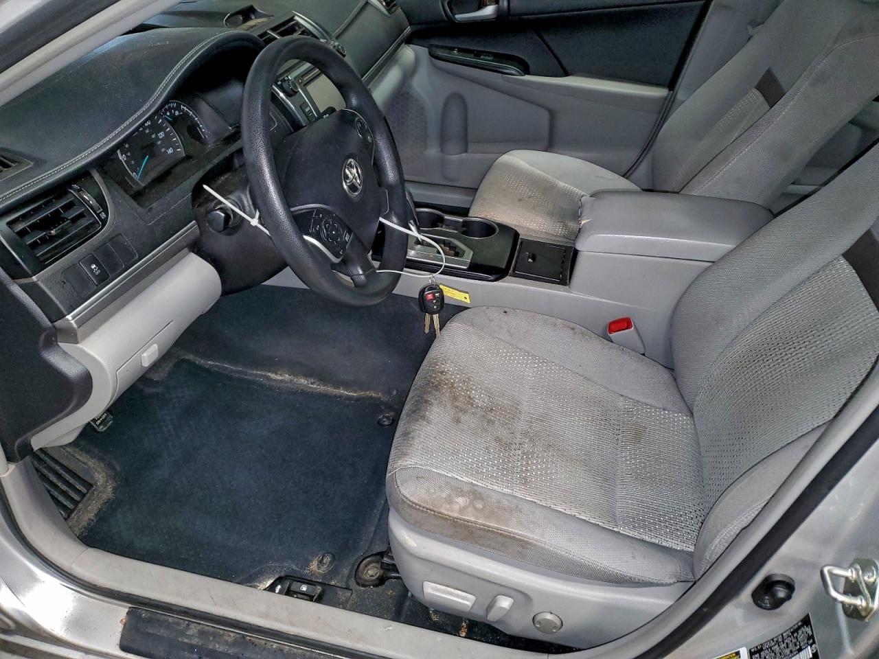 2014 TOYOTA CAMRY L photo 13