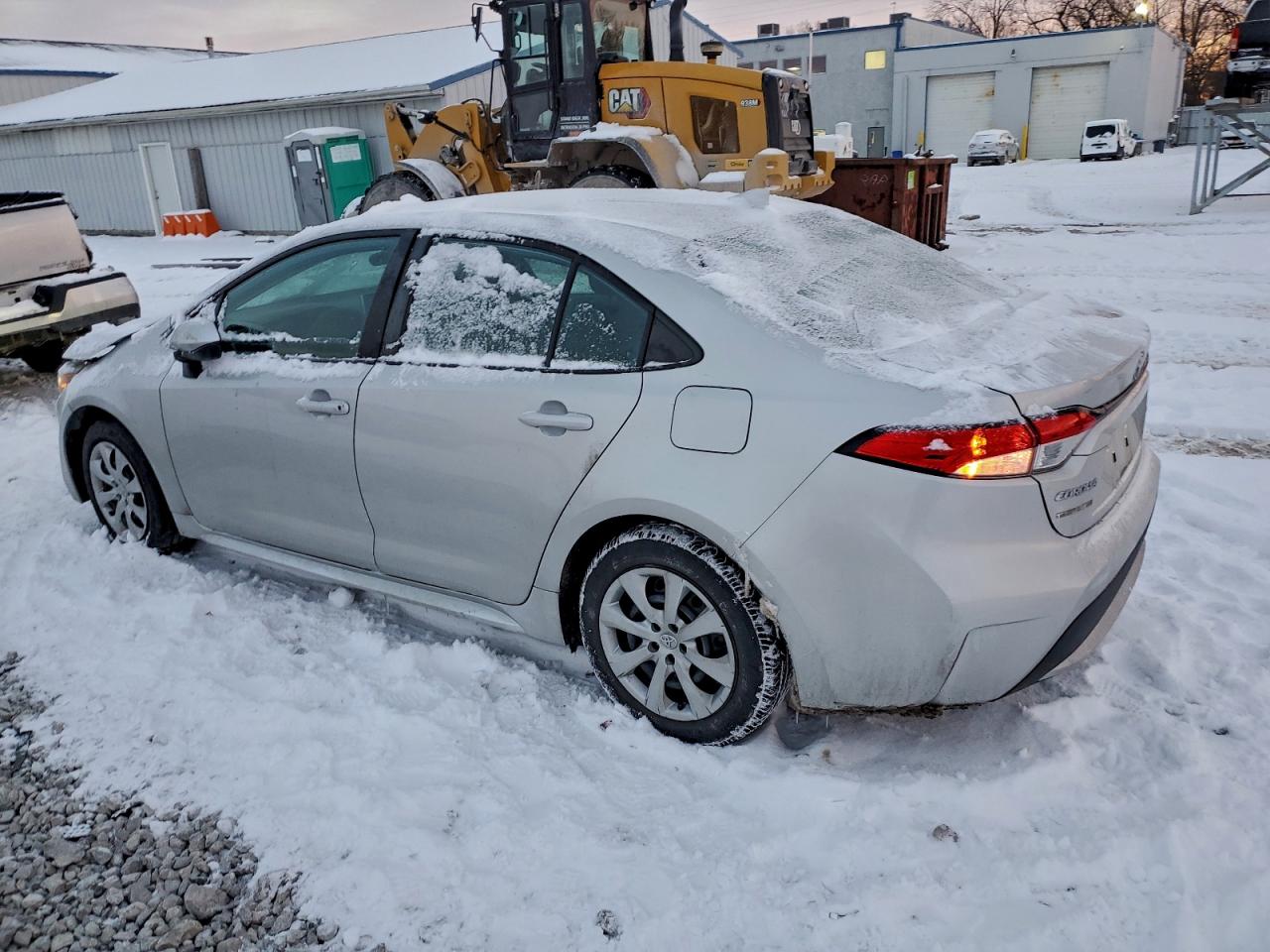 2021 TOYOTA COROLLA LE photo 2