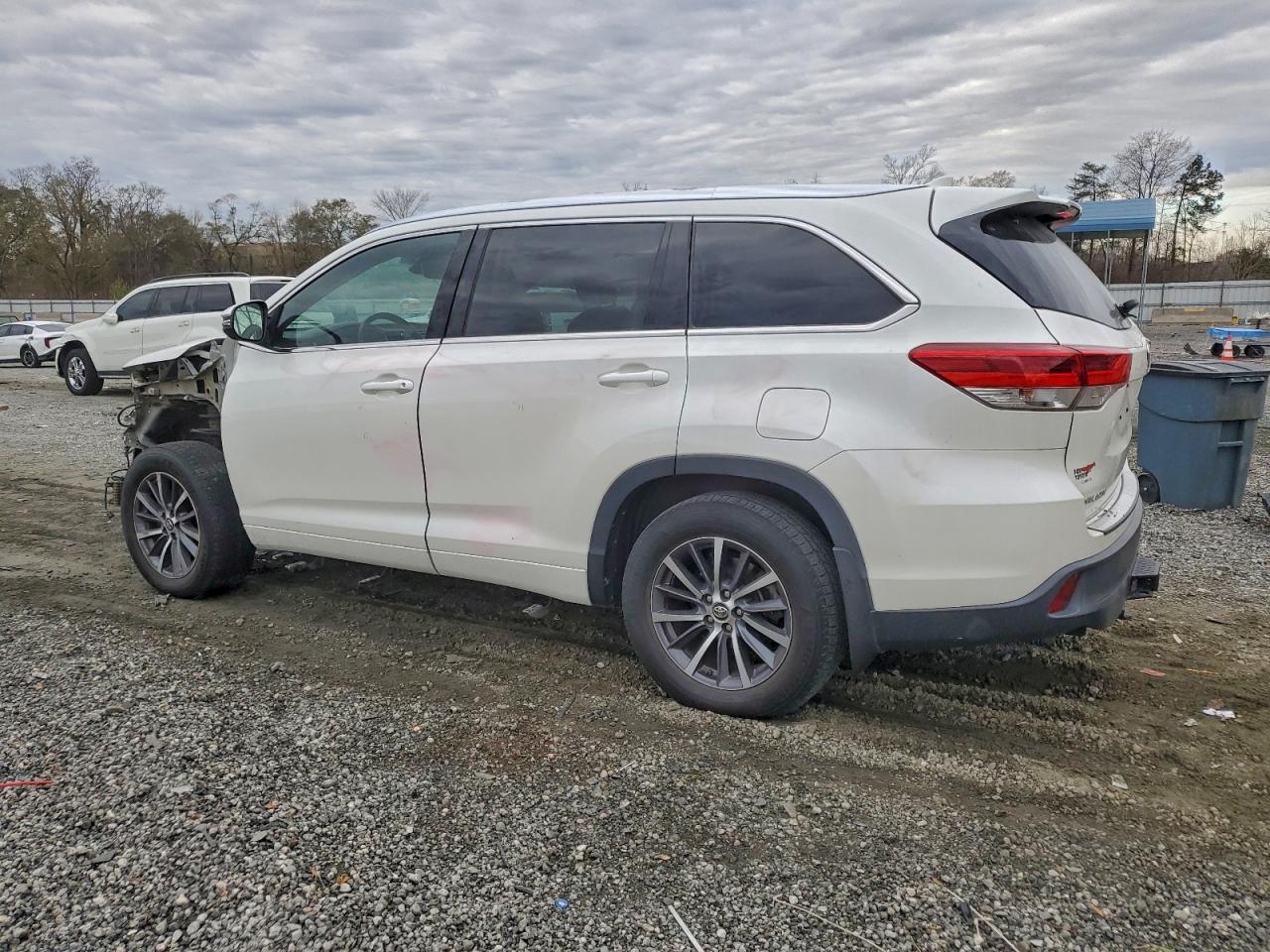 2017 TOYOTA HIGHLANDER SE photo 2