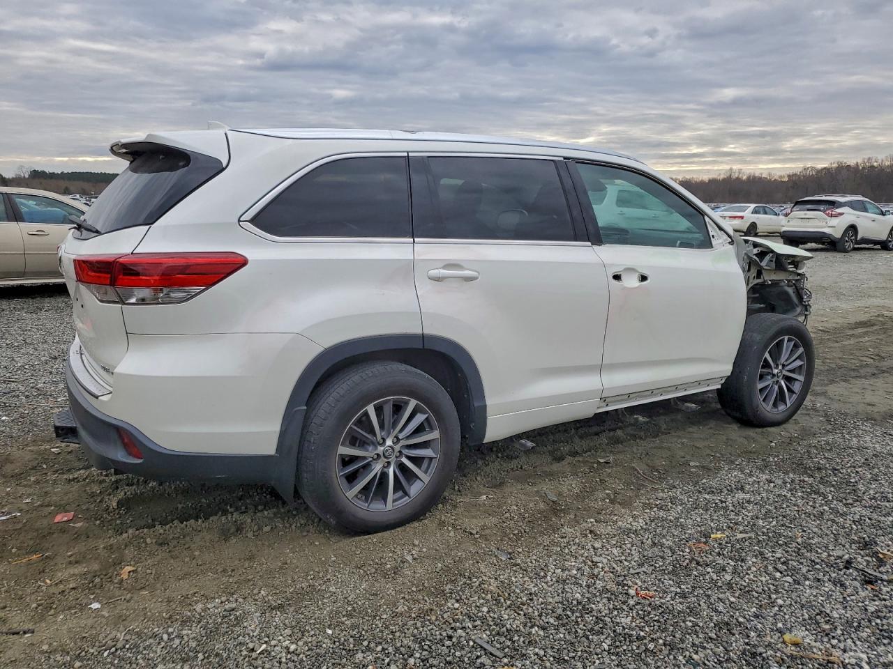 2017 TOYOTA HIGHLANDER SE photo 3