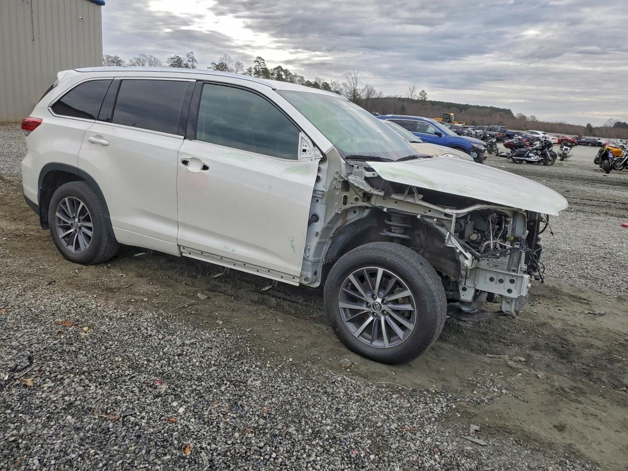 2017 TOYOTA HIGHLANDER SE photo 4
