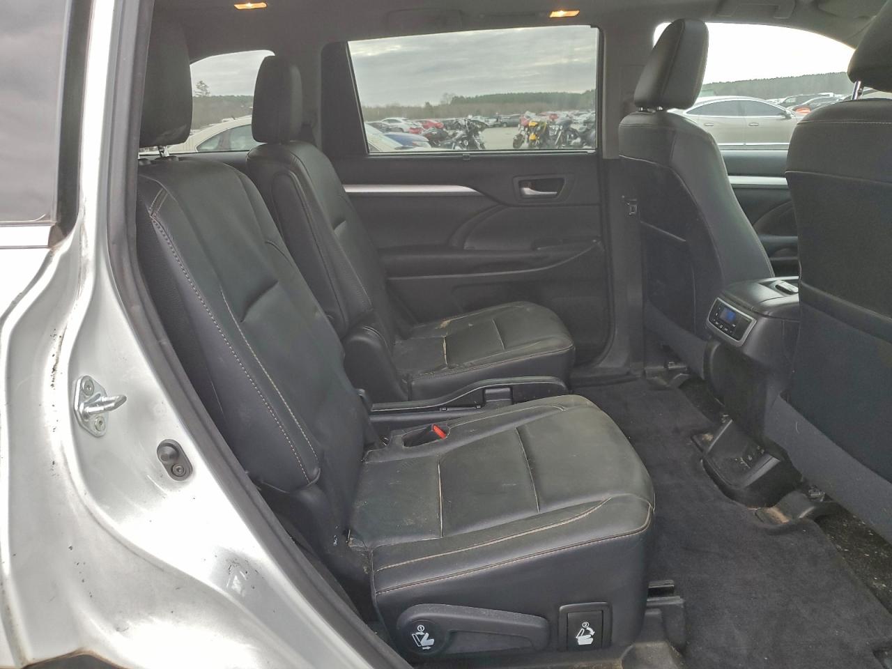 2017 TOYOTA HIGHLANDER SE photo 11