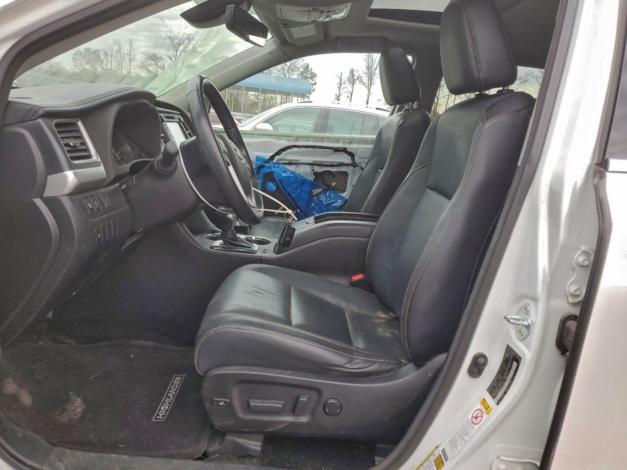 2017 TOYOTA HIGHLANDER SE photo 7