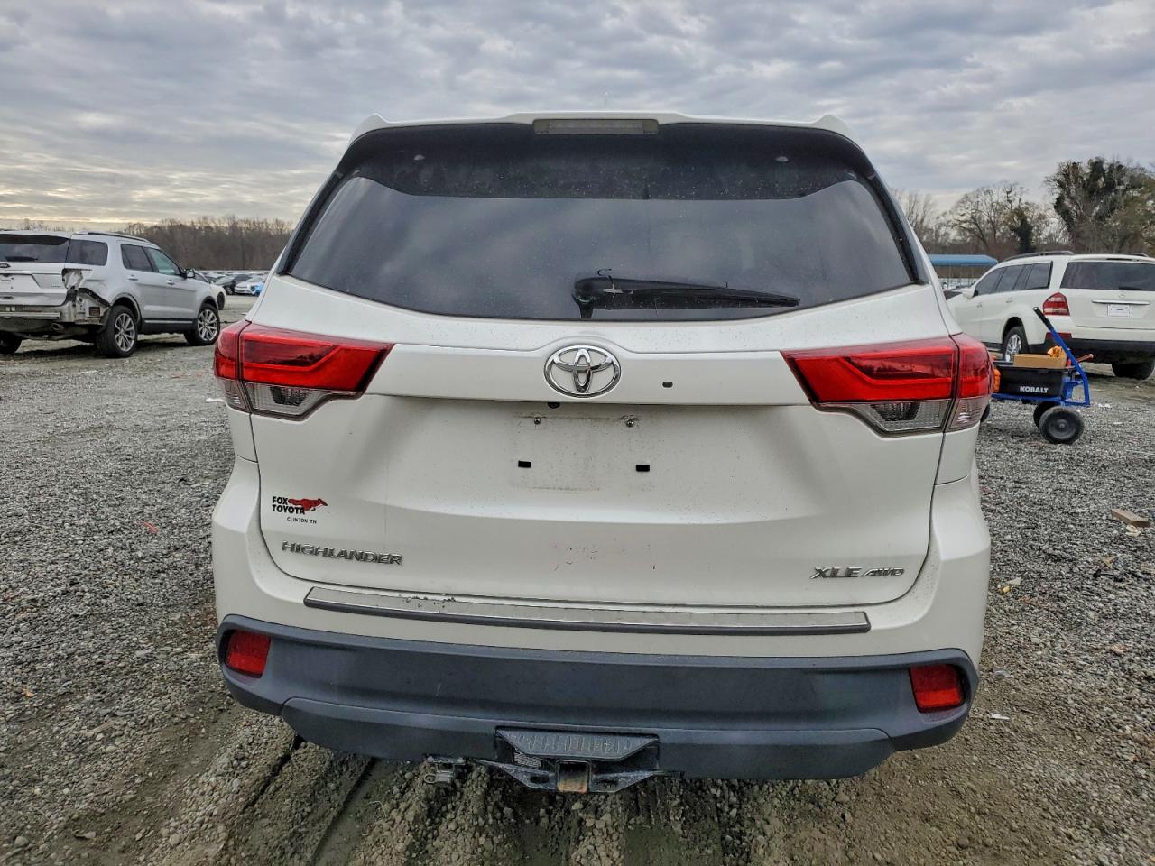 2017 TOYOTA HIGHLANDER SE photo 6